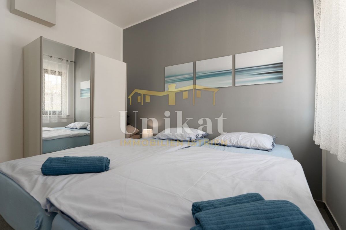 Moderna dvojna hiša s bazenom in pogledom na morje